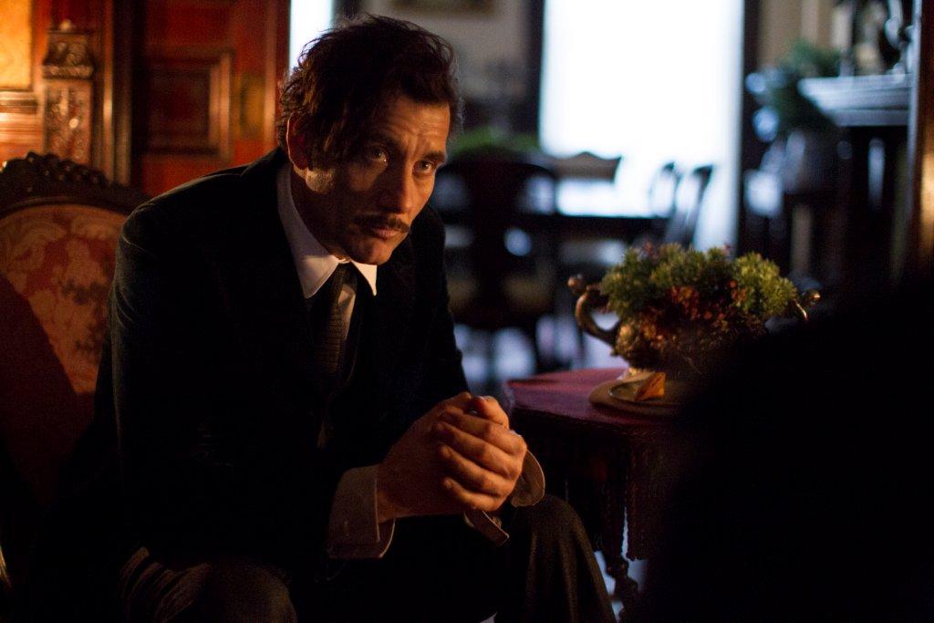 Clive Owen es el protagonista, en la piel del Dr. John W. Tackery.