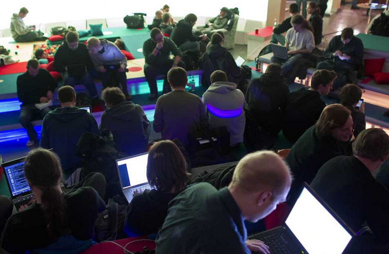 El eterno femenino de una imaginativa pintora