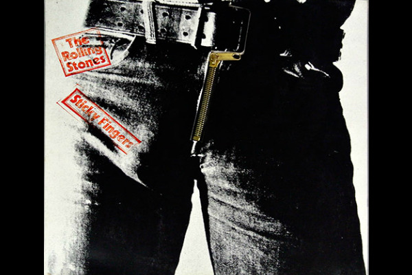 Aunque enfundado en jeans, a nadie le se escapa la abultada prominencia.