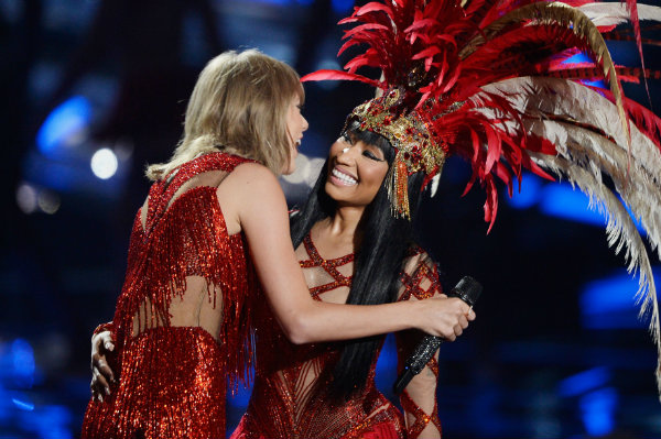 Taylor Swift y Nicki Minaj abriendo los MTV VMAs 2015. Foto: AFP