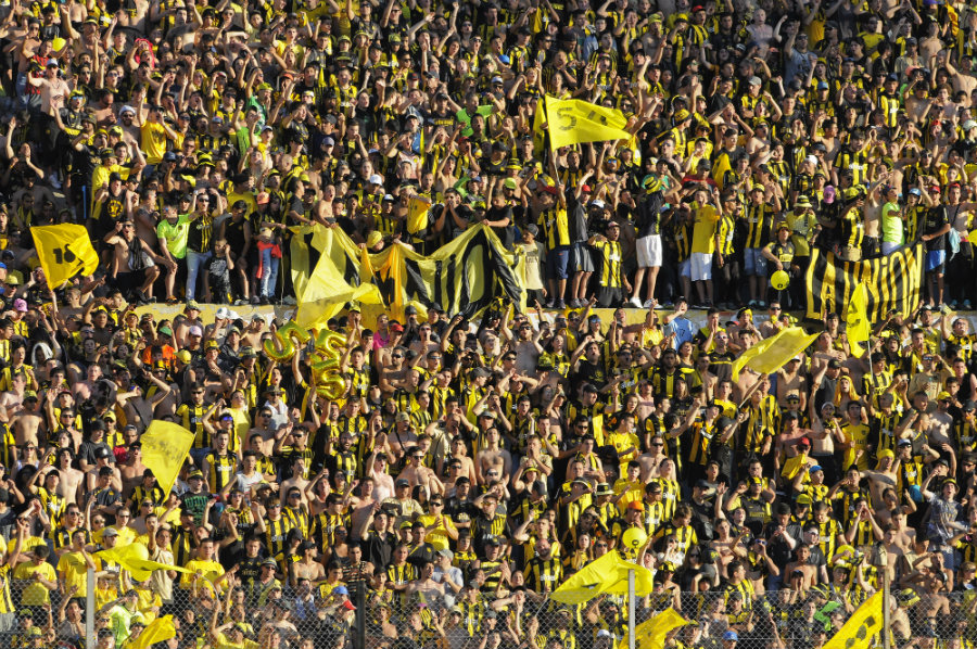 Tribuna Ámsterdam con los hinchas de Peñarol en el clásico. Foto: Leonardo Carreño