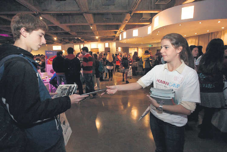 El eterno femenino de una imaginativa pintora