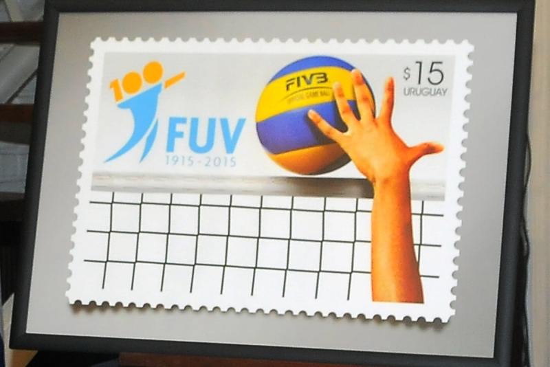 Sello de los 100 años de la Federación Uruguaya de Vóleibol.
