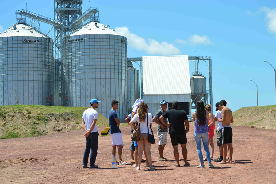 Dos operarios atrapados bajo toneladas de granos. Foto: Daniel Rojas