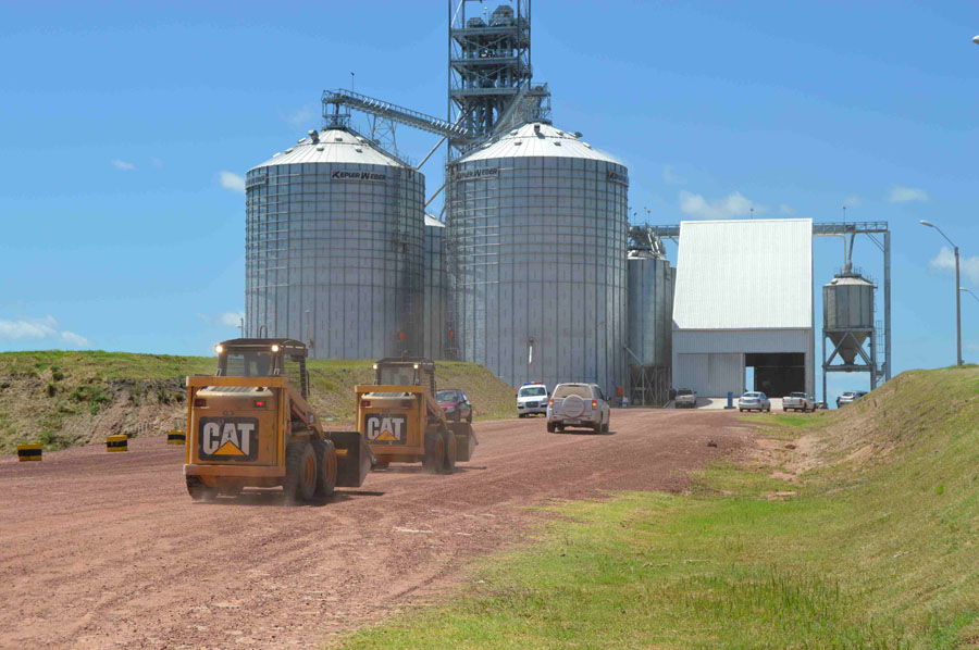 Dos operarios atrapados bajo toneladas de granos. Foto: Daniel Rojas