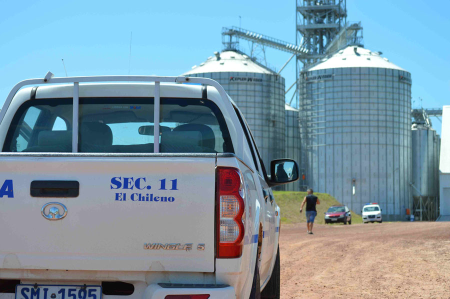 Dos operarios atrapados bajo toneladas de granos. Foto: Daniel Rojas