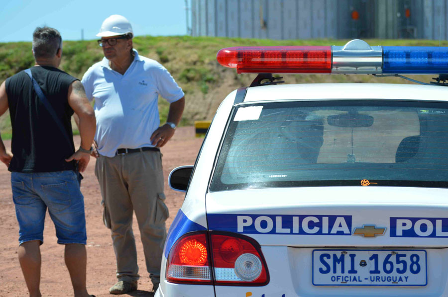 Dos operarios atrapados bajo toneladas de granos. Foto: Daniel Rojas