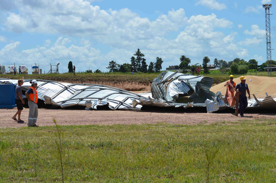 Dos operarios atrapados bajo toneladas de granos. Foto: Daniel Rojas