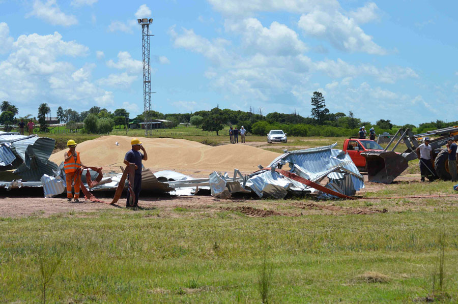 Dos operarios atrapados bajo toneladas de granos. Foto: Daniel Rojas
