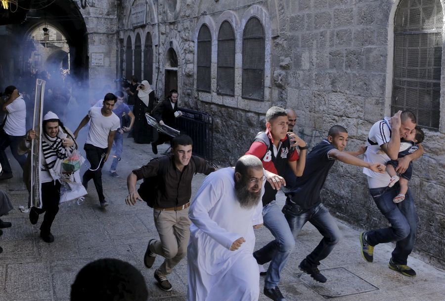 Un grupo de jóvenes palestinos huye de la carga policia israelí. Foto: Reuters.