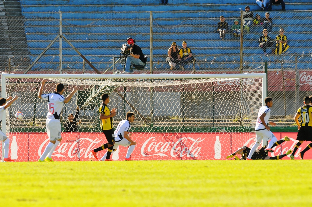 Hamilton Pereira ya convirtió el 1-0, Danubio festeja, Peñarol sufre. Foto: A. Colmegna