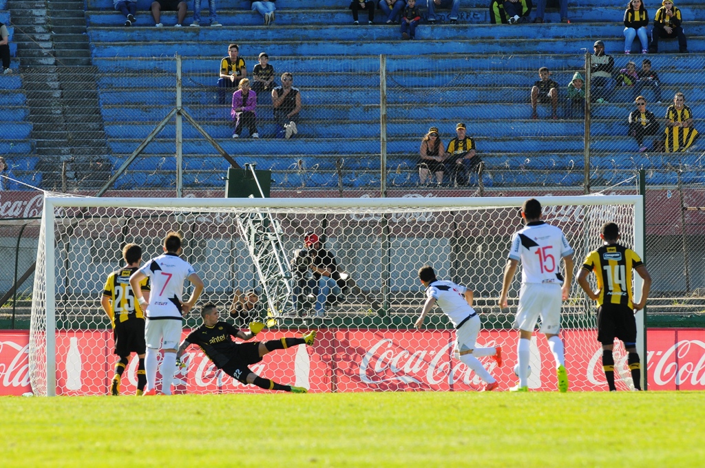 Tabárez convierte de penal el 2-0. Foto: A. Colmegna