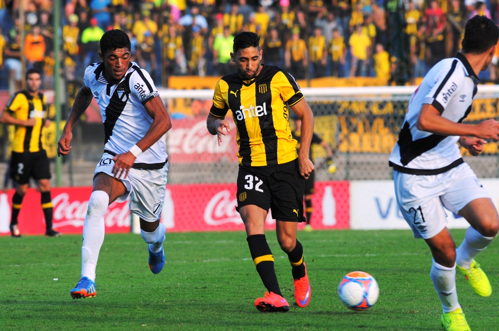 Urretaviscaya lleva el balón ante la marca de Graví. Foto: A. Colmegna