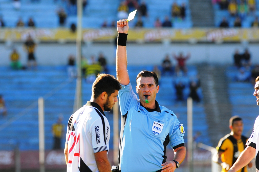 Ubriaco le muestra la amarilla a De los Santos. El zaguero se fue expulsado. Foto: A. Colmegna