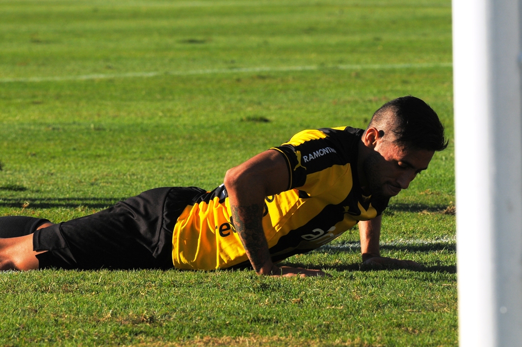 Urretaviscaya se levanta tras perder una ocasión de gol. Foto: A. Colmegna