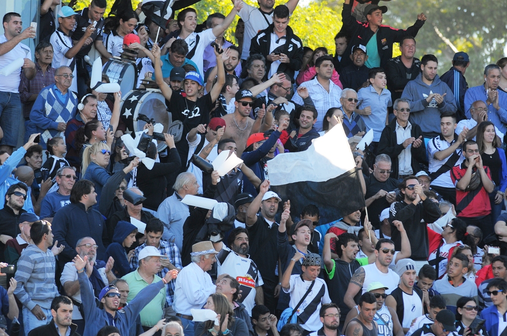 Los hinchas de Danubio celebran otro gran triunfo. Foto: A. Colmegna