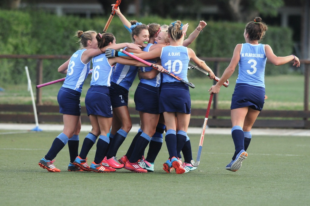 Bien celeste. Las jugadoras de Uruguay celebran la victoria ante Kenia. Foto: Agustín Martínez
