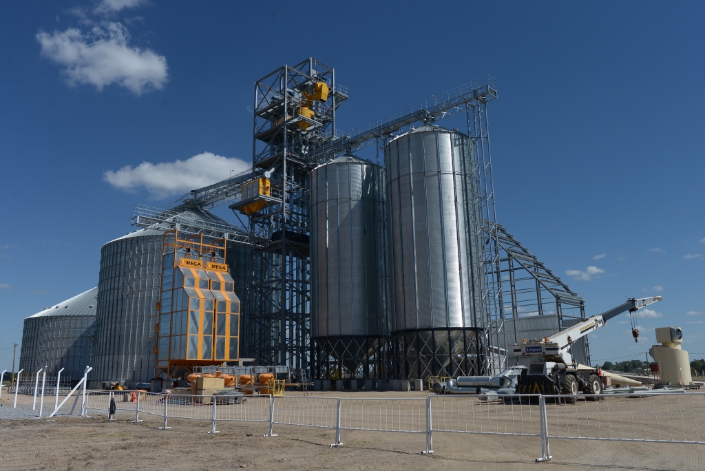 El eterno femenino de una imaginativa pintora