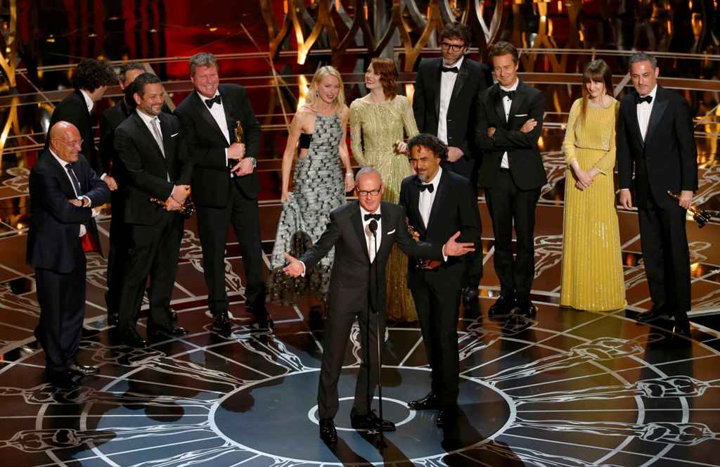 Michael Keaton y Alejandro Gonzalez Iñarritu tras ganar el Oscar a mejor película. Foto: Reuters