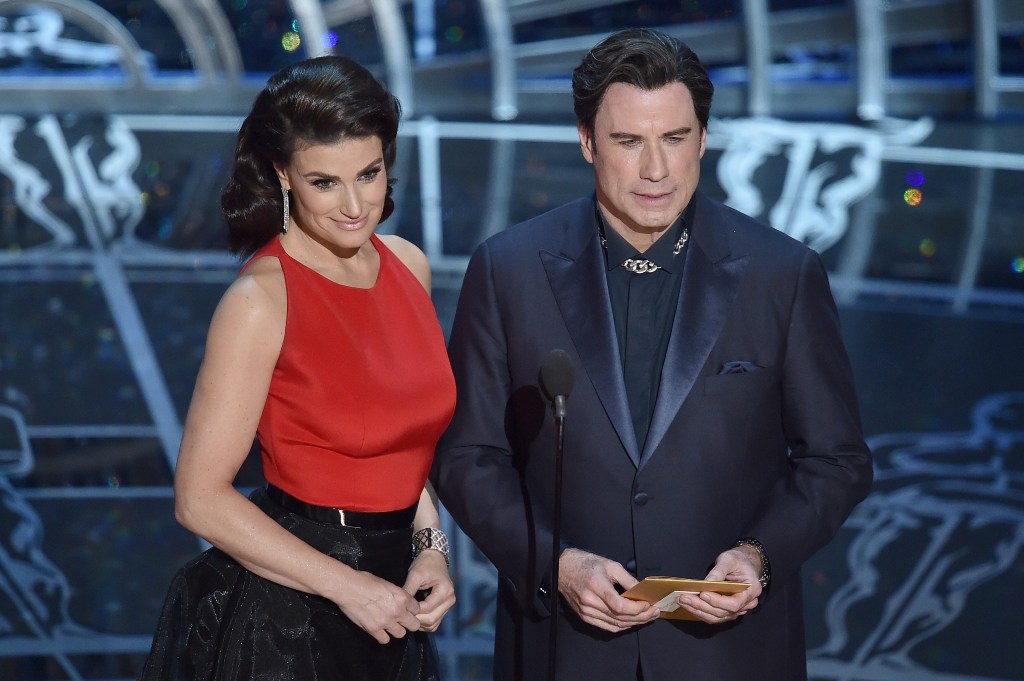 La actriz Idina Menzel y John Travolta. Foto: AFP