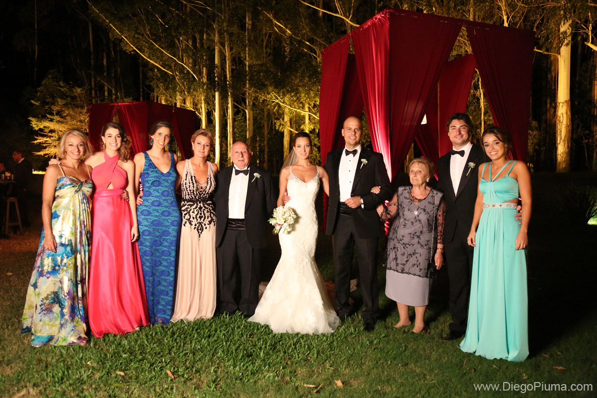 Mariela Salvia, Martina Klenner, Eugenia Álvarez, Rosana y Antonio Salvia, Blanca Ubillos, Sebastián Jodal y Josefina Klenner junto a los novio.