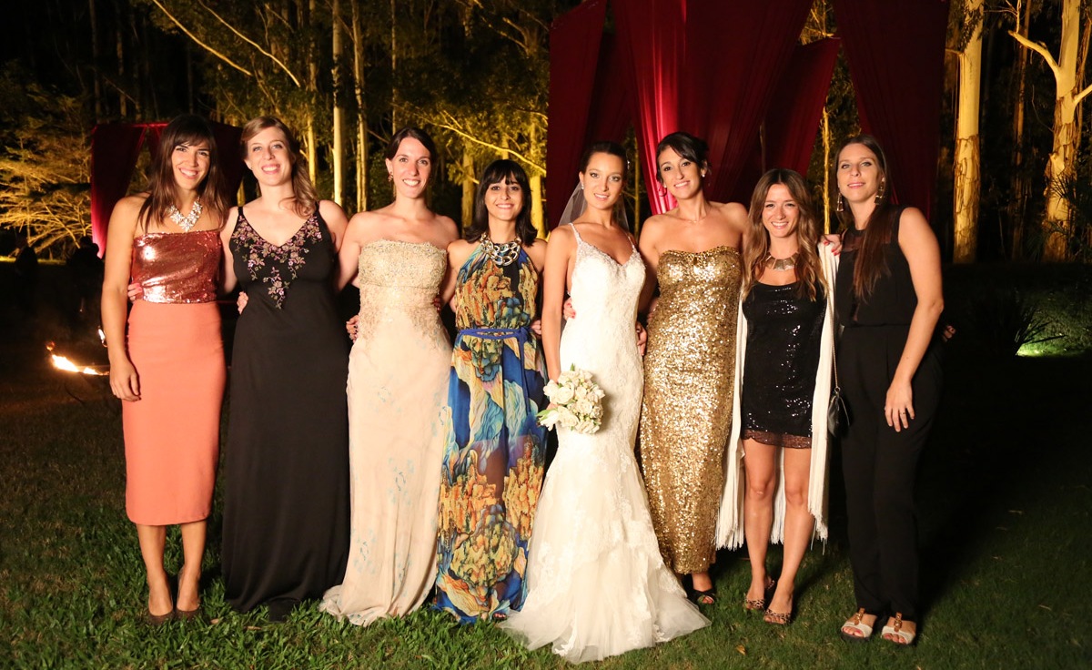 Sofía Eirea, Alejandra Davidovics, Valentina Cobas, Susana Keushkerian, Carolina Clark, Mariana Forteza y Luciana Galati junto a la novia.