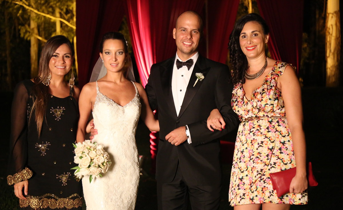 Mariana García y Verónica Natalevich acompañando a la feliz pareja.