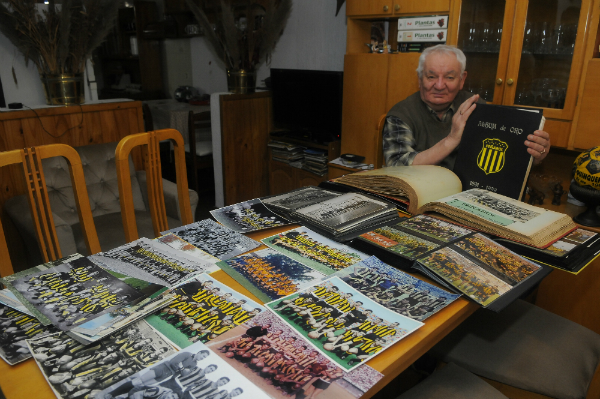 Julio Lema y su colección de fotos de Peñarol (Foto: Ariel Colmegna)