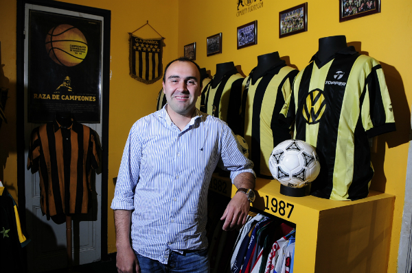 Uriel Cancela y su museo de camisetas de Peñarol (Foto: Fernando Ponzetto)