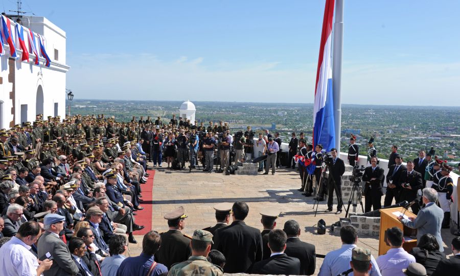 Fortaleza del Cerro: inauguran mástil de 25 metros. Foto: Presidencia.