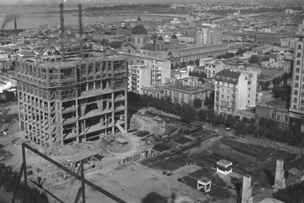 El Palacio Municipal en construcción, a fines de la década de 1930 (archivo El País)