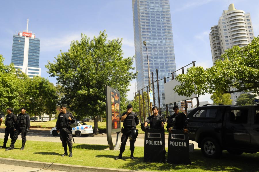 El eterno femenino de una imaginativa pintora