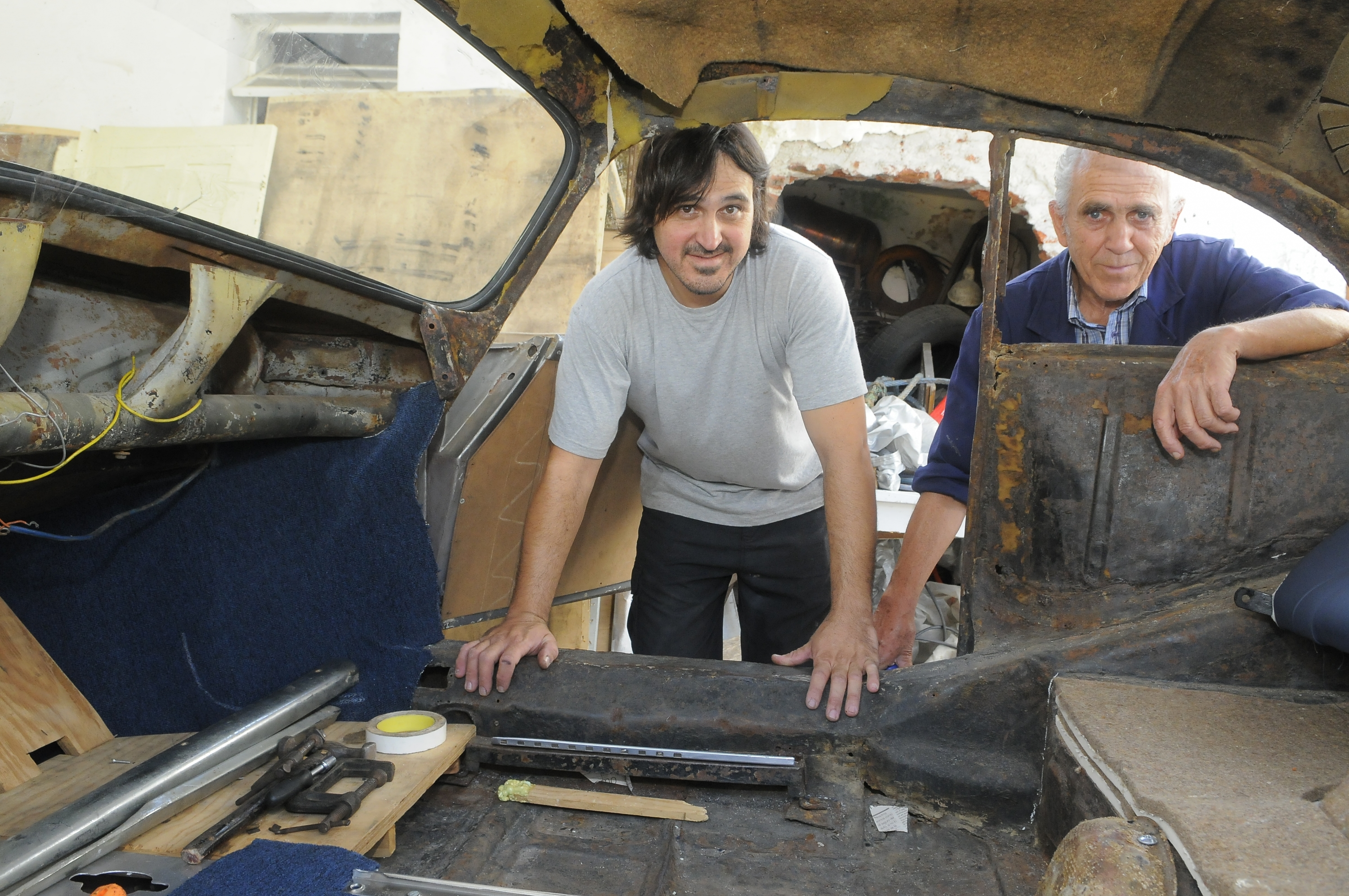 Experiencia. Sergio Russi sigue los pasos de su padre en el tapizado de autos clásicos. (Foto: Airel Colmegna)