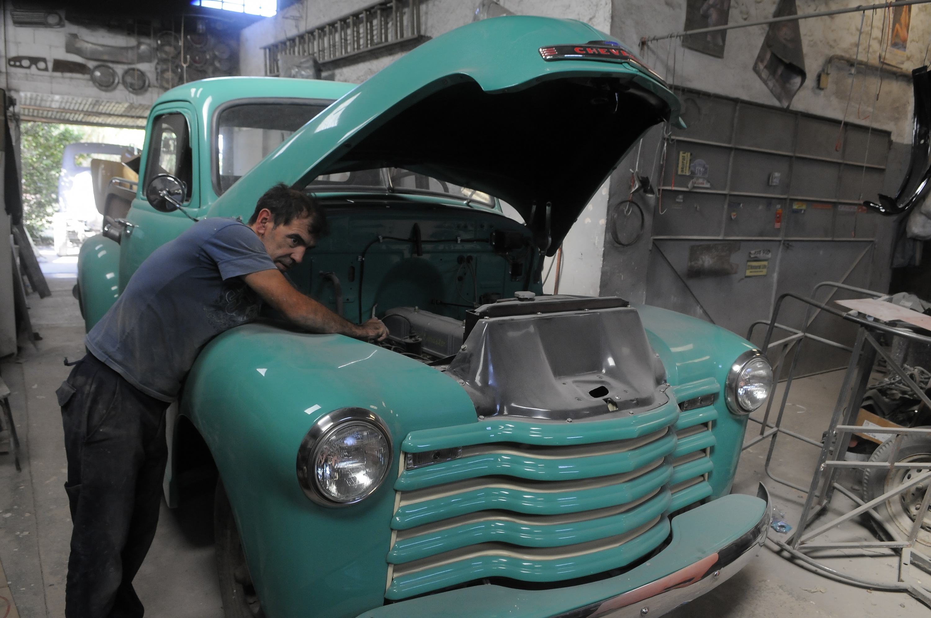 Dedicación. La restauración de un auto puede llevar ocho meses o más. (Foto: Ariel Colmegna)