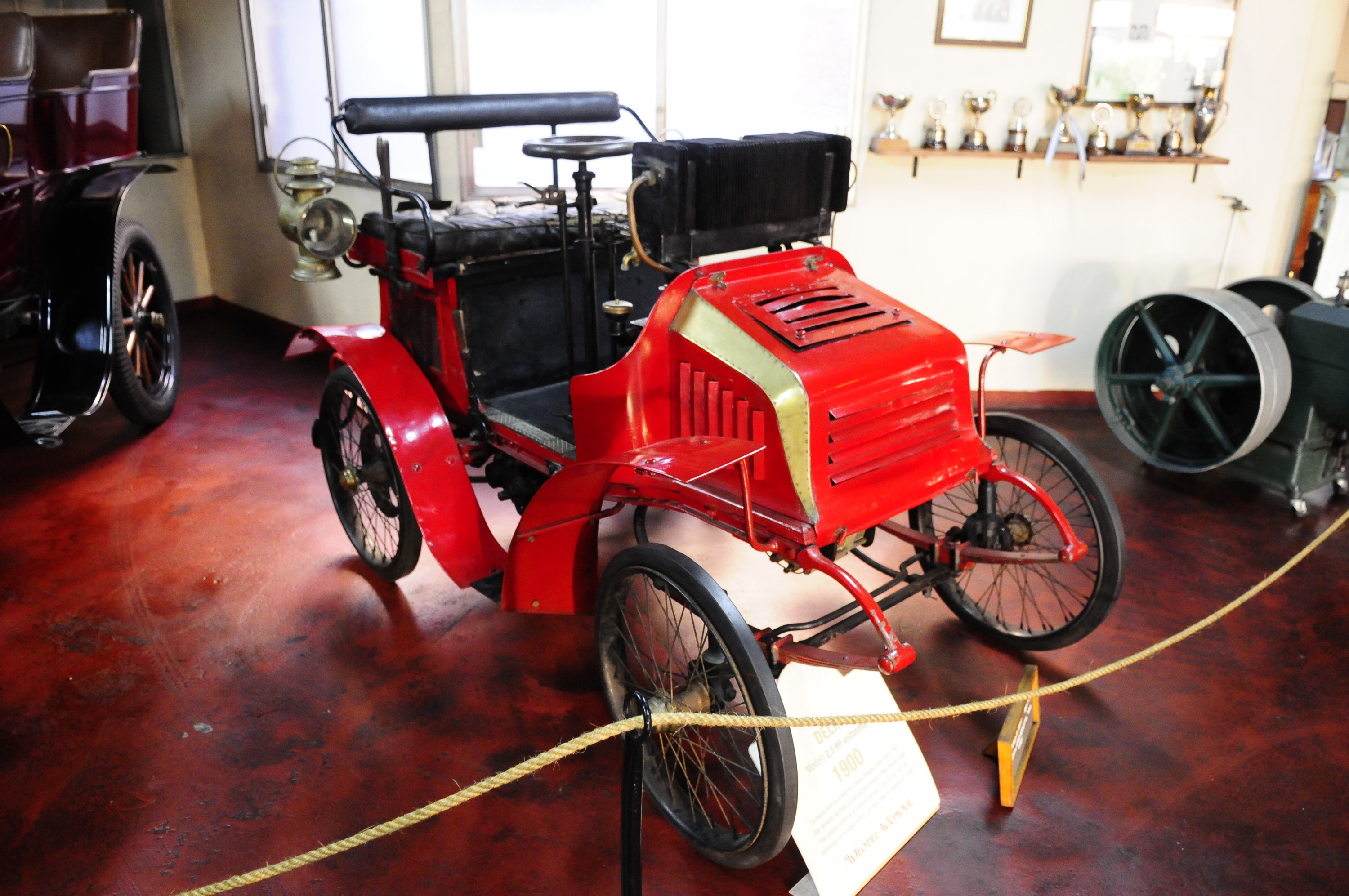 Más antiguo. En el museo del Automóvil Club del Uruguay se exhibe el auto más antiguo del país, un Delin de 1899. (Foto: Marcelo Bonjour)