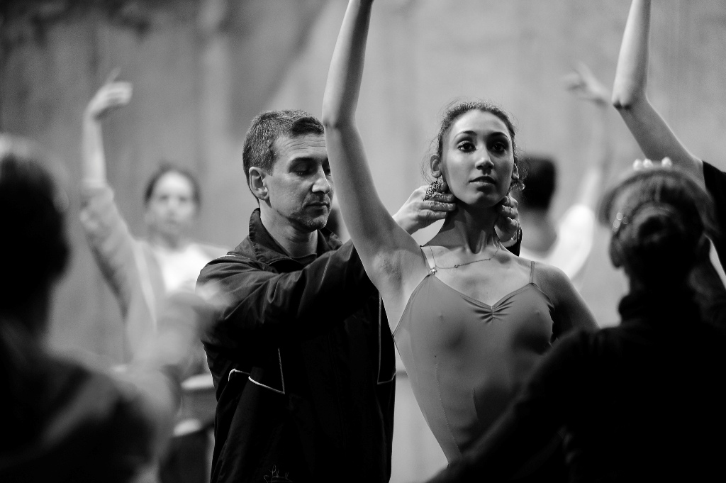 El eterno femenino de una imaginativa pintora