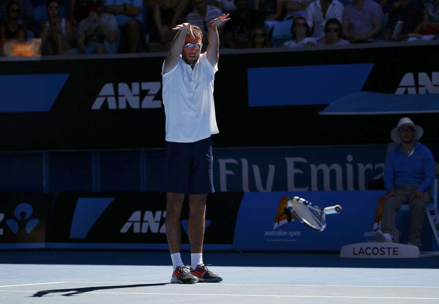El polaco Jerzy Janowicz se frustró al no encontrar forma de devolver los potentes saques del español Feliciano López. Foto: Reuters.