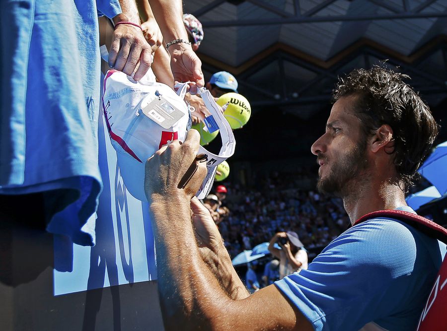 Y López terminó el partido feliz y firmando autógrafos. Foto: Reuters.
