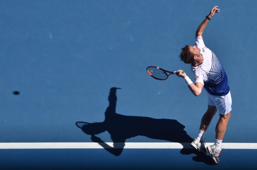 Stan Wawrinka (Suiza) saca en su partido ante el finés Jarkko Niminen. Foto: AFP.
