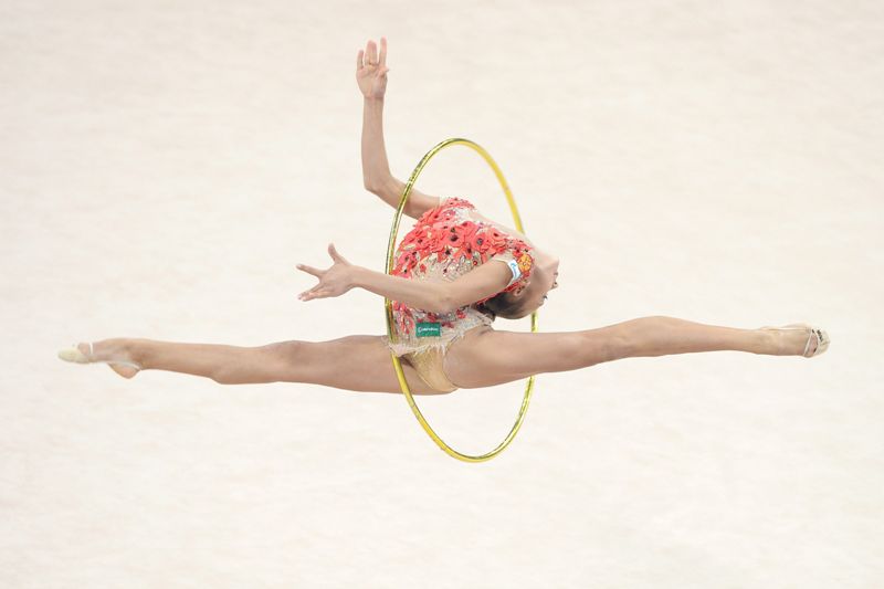 La rusa Alexandra Soldatova en acción durante la competencia individual con aro en el Campeonato Mundial de Gimnasia Rítmica en el Porsche Arena en Stuttgart (Alemania). Foto: Agencia EFE