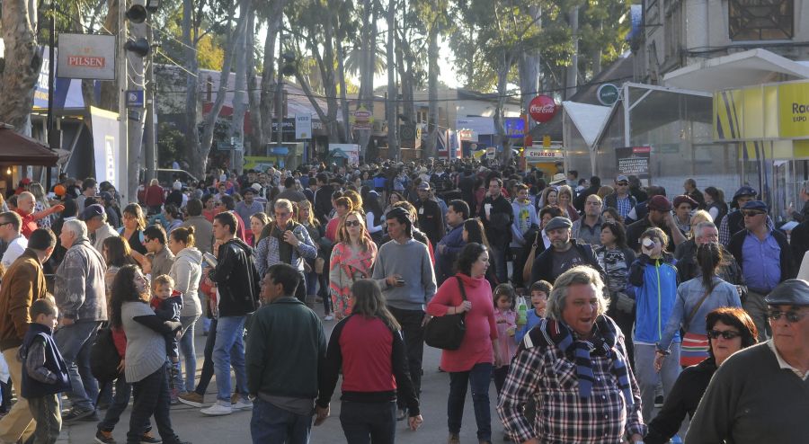 El eterno femenino de una imaginativa pintora