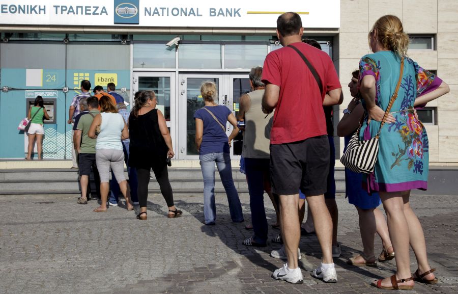 Griegos pudieron comprobar que los cajeros automáticos ayer ya no tenían dinero. Foto: Reuters.