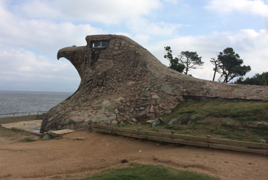 El eterno femenino de una imaginativa pintora