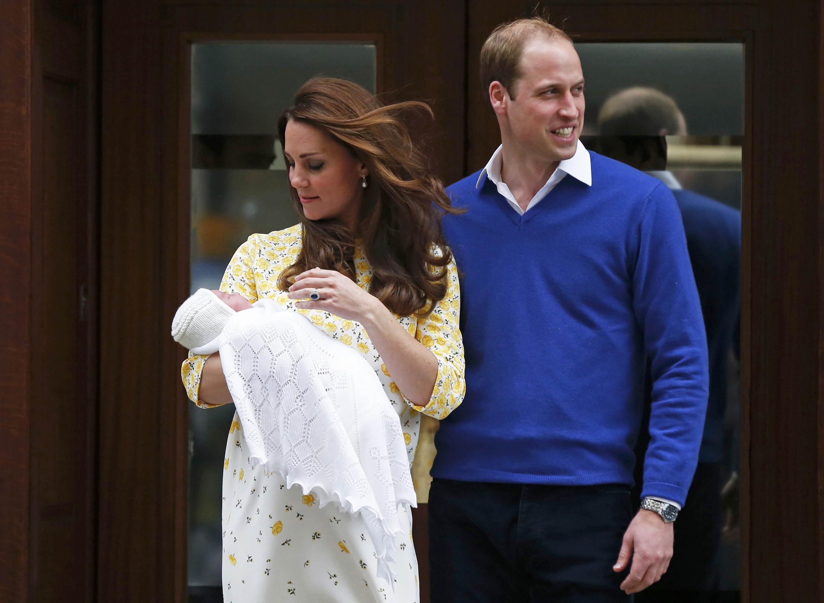 El príncipe William y su esposa, Kate, presentan a su hija ante la prensa. Foto: Reuters.