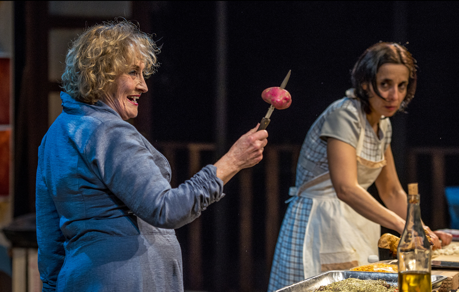 El eterno femenino de una imaginativa pintora