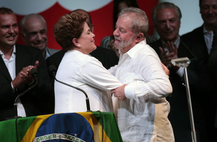 La presidenta Dilma Rousseff recibe el saludo de Lula Da Silva. Foto: Reuters.