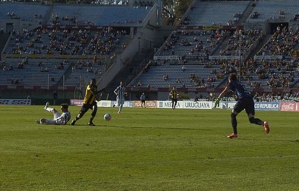 Falta a Zalayeta Peñarol Wanderers Foto: A. Colmegna