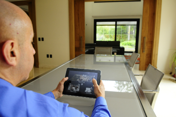 Con una tablet o un smartphone se controla la casa (Foto: Marcelo Bonjour)