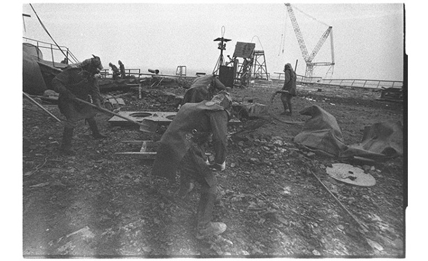 Liquidadores limpian escombros en el techo de la central nuclear de Chernóbil. Las trazas blancas en la base de la foto son producto de la intensa radiación. Abril, 1986.