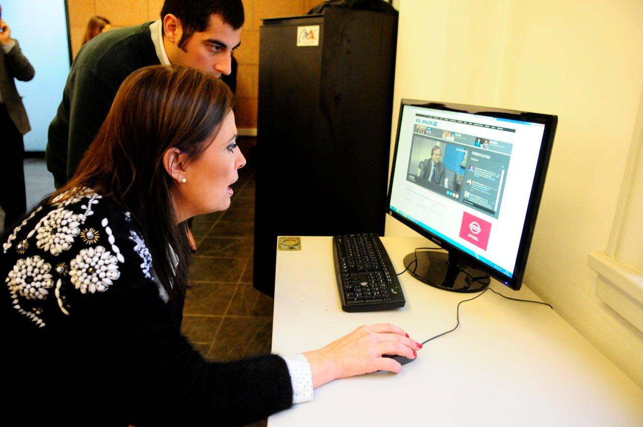Elsa Levrero revisando un video on demand. Foto: Marcelo Bonjour